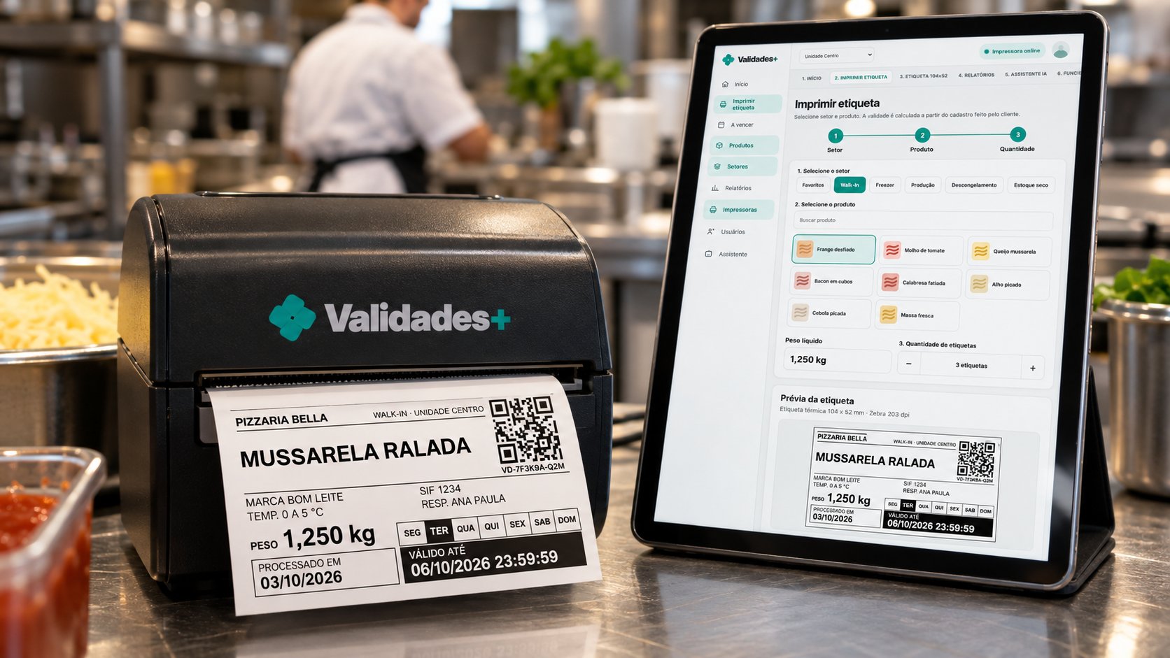 Impressora de etiquetas Validades+ imprimindo a etiqueta de Mussarela ralada com o dia TER aceso, ao lado do tablet com a tela de impressão